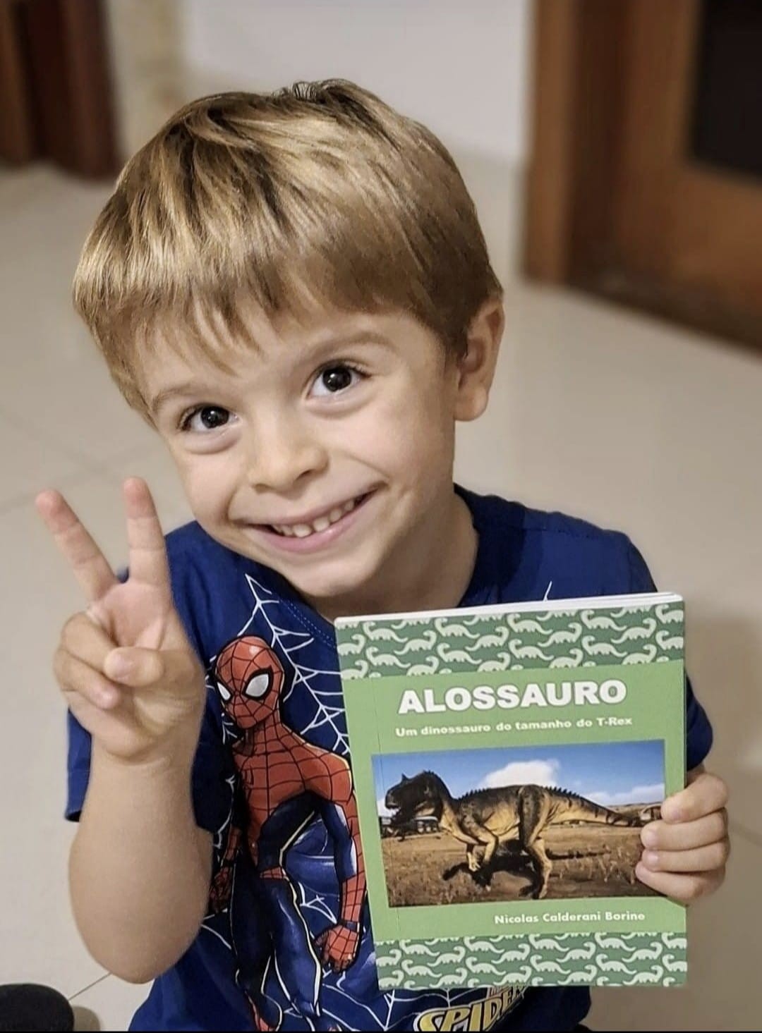 Aos 4 anos, menino lança livro sobre dinossauros e pode bater recorde mundial de escritor mais jovem do ano