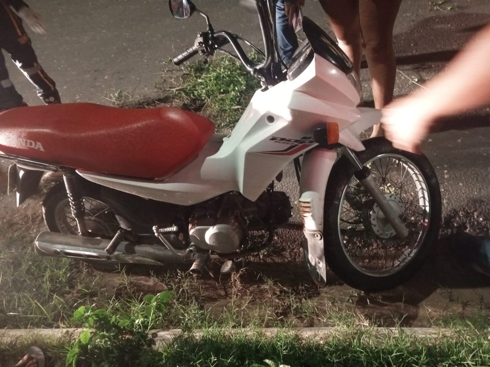 Homem morre após perder controle de moto e colidir com poste de iluminação, na Zona Norte de Teresina — Foto: Reprodução