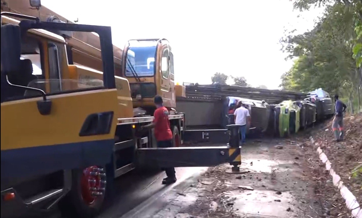 Caminhão-cegonha com carros tomba e interdita BR-316 em Satuba, na Grande Maceió