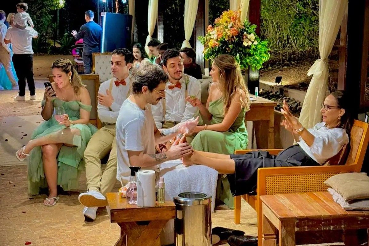 Convidados de casamento trocam pista de dança por massagem nos pés; vídeo viraliza nas redes sociais