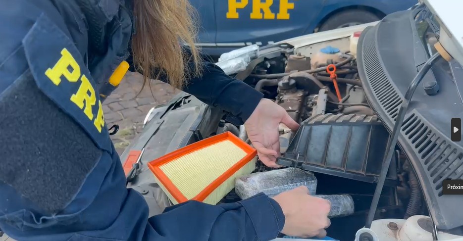 VÍDEO: Motorista é flagrado levando celulares no compartimento do motor do carro em SC