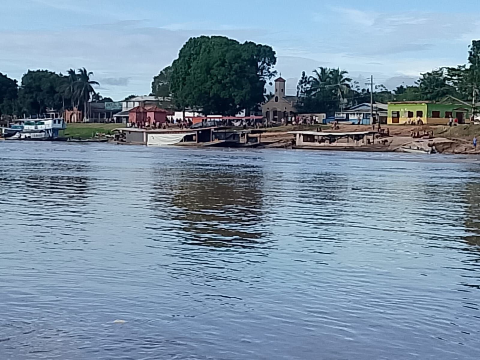 Criança de 4 anos desaparece após naufrágio de barco no interior do Acre
