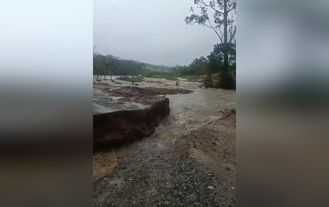VÍDEO: estrada cede durante temporal e abre cratera em trecho que liga bairros rurais de Itapetininga