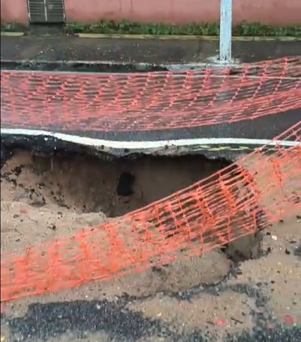 Cratera se abriu na avenida Romualdo Galvão, em Natal — Foto: Reprodução