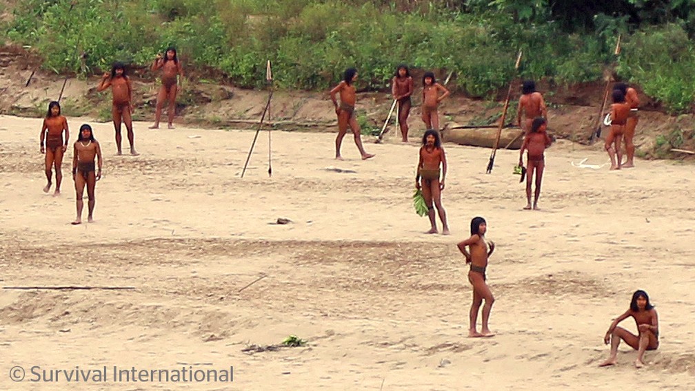 Imagens do povo Mashco Piro foram capturadas pela ONG Survival International no Peru — Foto: Arquivo/Survival International
