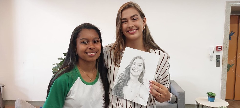 Com desenhos, estudante de Viana imita rostos das pessoas — Foto: Caíque Verli