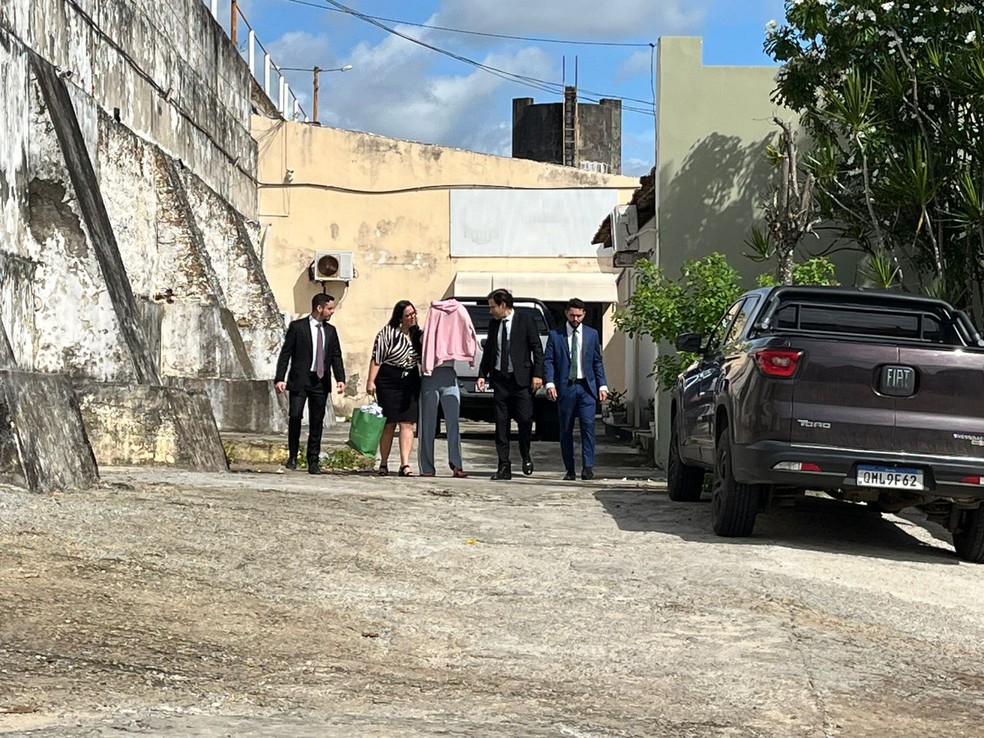 Médica sai do Desipe acompanhada dos advogados após colocar tornozeleira eletrônica. — Foto: Leonardo Barreto/ TV Sergipe