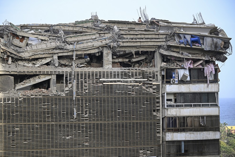 Uma vista geral mostra apartamentos em um pr&eacute;dio danificado ap&oacute;s um terremoto em Catia La Mar, estado de La Guaira &mdash; Foto: FEDERICO PARRA / AFP