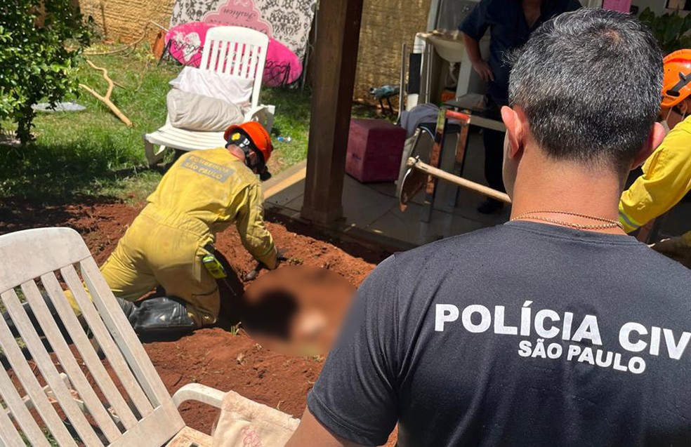 Bombeiros e Polícia Civil resgatam corpo enterrado no quintal da casa de professora de estética em Bebedouro, SP — Foto: Divulgação
