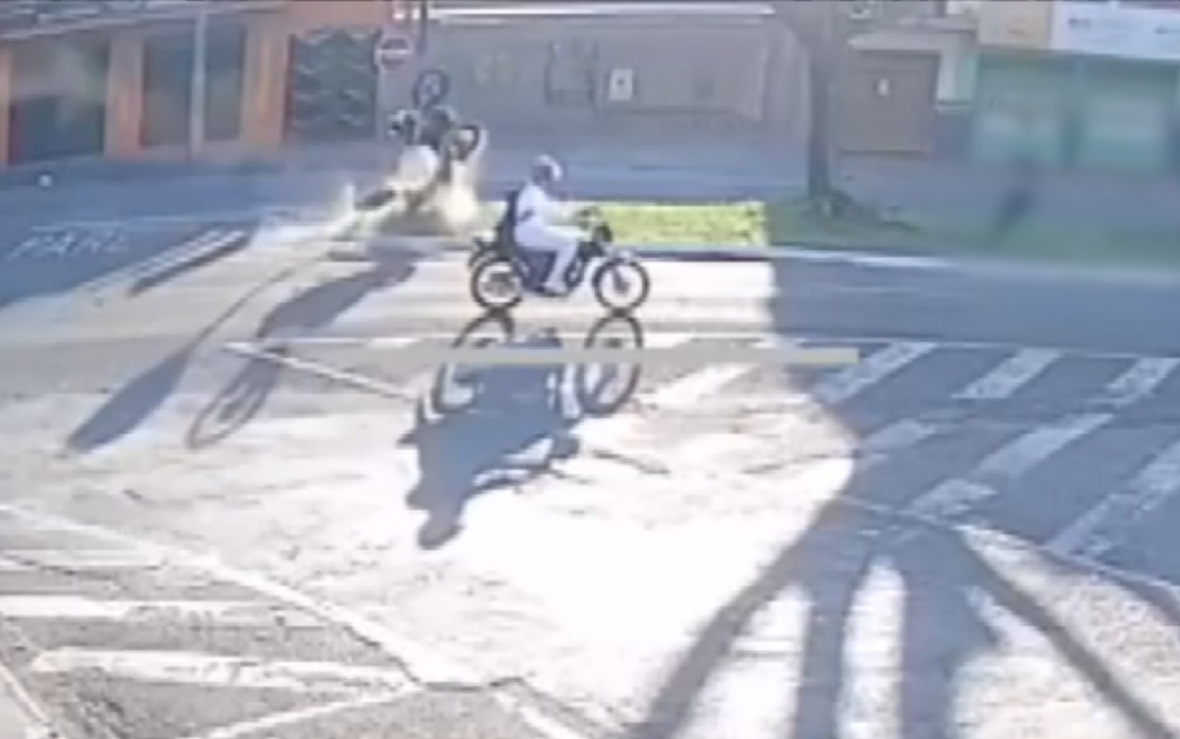 Motociclista fica gravemente ferido após fazer manobra ‘prancha’ e bater em árvore em Franca, SP; VÍDEO
