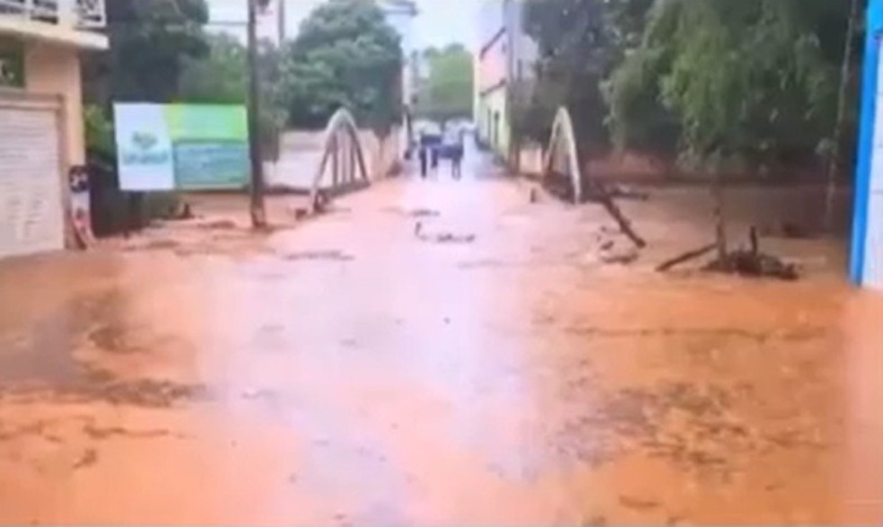 Chuva alaga ruas, interdita estradas e deixa carros em Urandi — Foto: Reprodução/TV Bahia