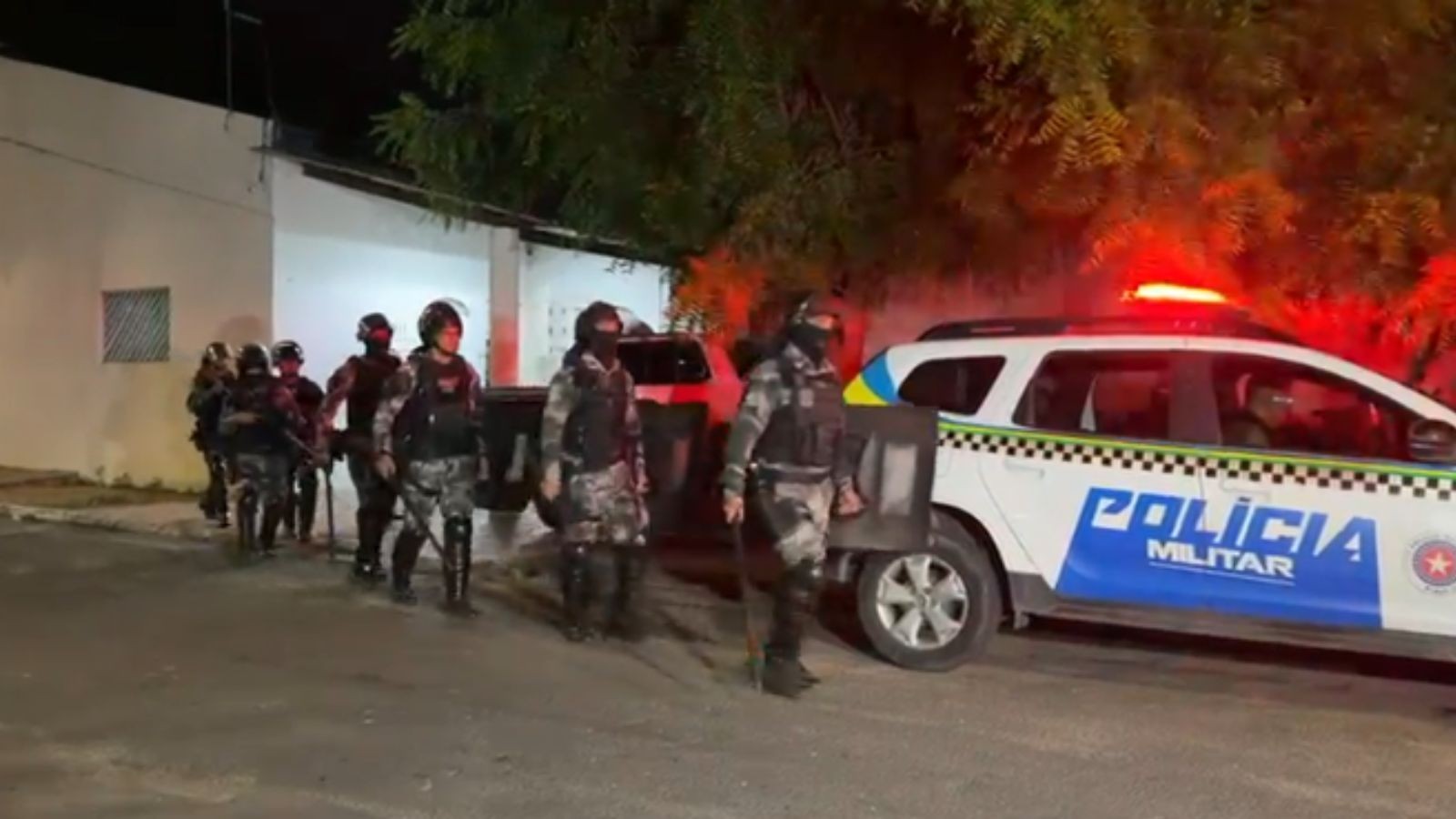 Três internos fogem de centro educacional durante rebelião em Teresina; vídeo mostra adolescentes sobre muro