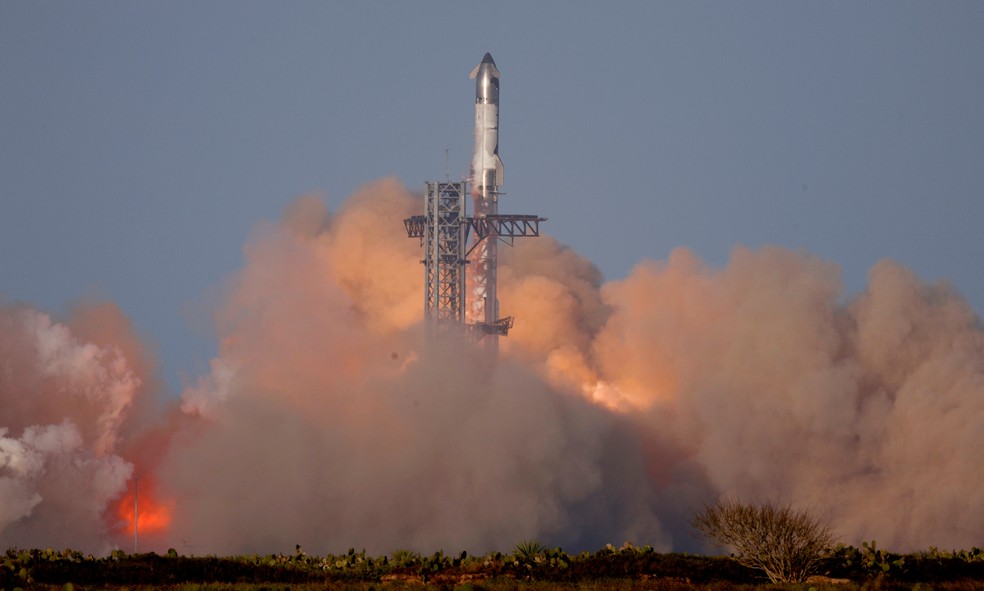 SpaceX lança a oitava missão da nave mais poderosa do mundo, a Starship, nesta quinta (6) — Foto: Joe Skipper/Reuters
