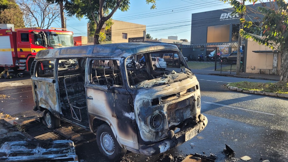 Kombi em chamas mobiliza Corpo de Bombeiros em avenida de Uberlândia