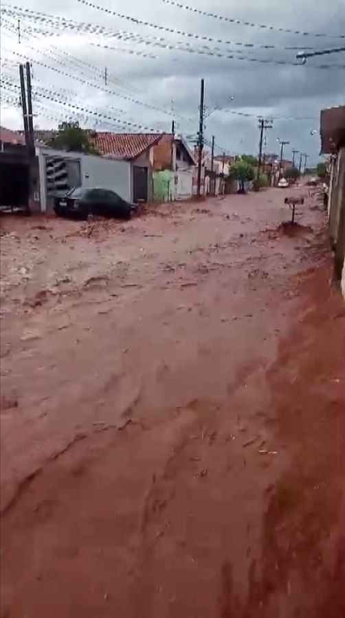 VÍDEO: "Rio" de lama atinge rua de Mogi Guaçu após muro se romper por conta de chuva