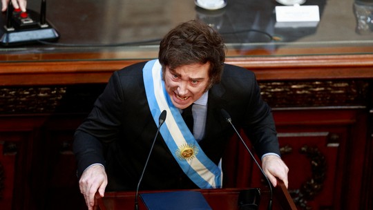 É #FAKE que iPhone na Argentina sairá por menos de R$ 2.400 após corte de impostos de Milei - Embora a redução do imposto de importação de Milei tenha deixado mais barato comprar um iPhone na Argentina do que no Brasil, o preço médio do modelo mais avançado no país vizinho gira em torno dos R$ 9 mil.