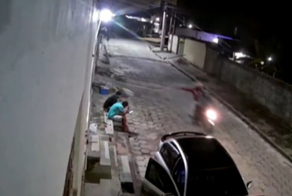 Dois homens são baleados enquanto estavam sentados em calçada de casa na Bahia 