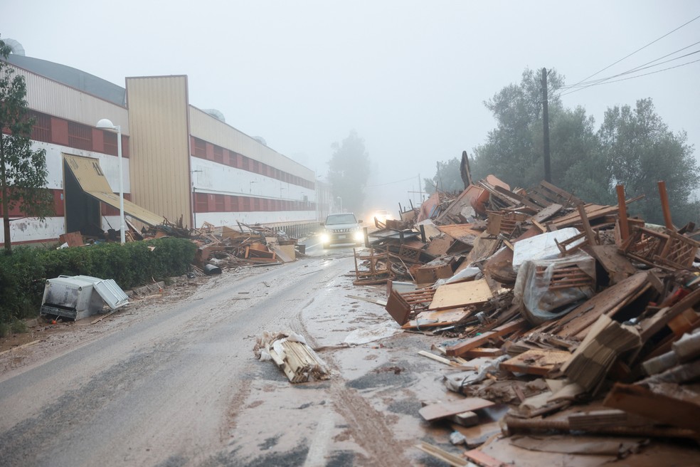 Temporal destruiu fábrica de móveis em La Alcudia, na região de Valência, na Espanha, no dia 30 de outubro de 2024 — Foto: Eva Mañez/Reuters