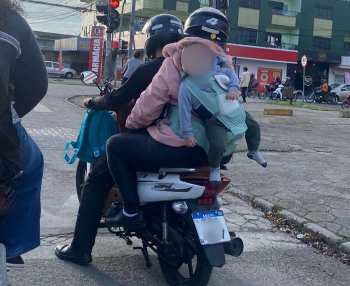 Casal faz bebê de 'mochila' em garupa de moto em SC e cena causa revolta na web; VÍDEO