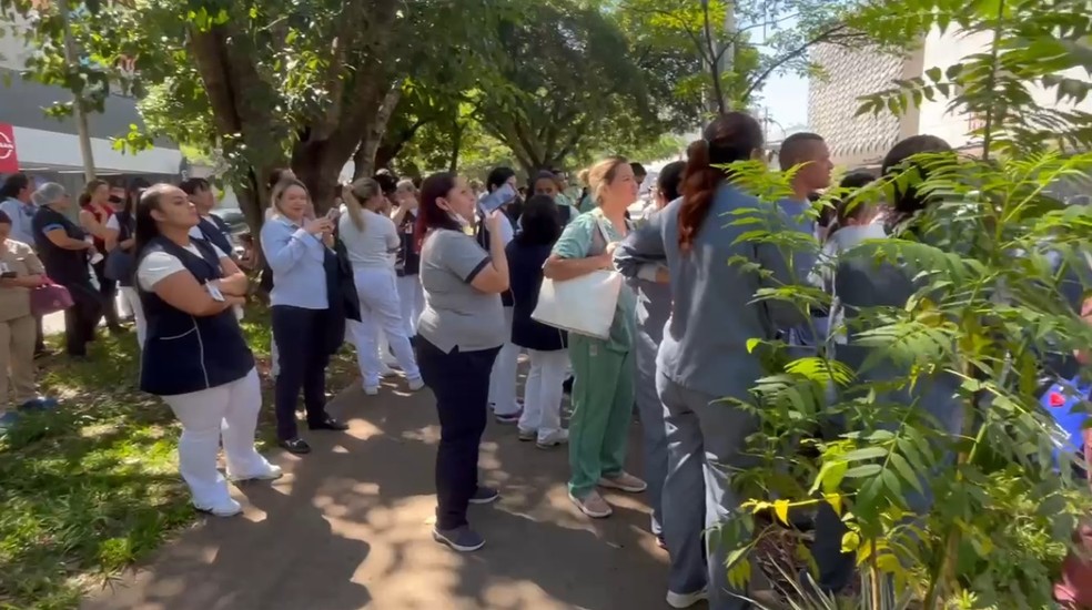 Profissionais de saúde e pacientes aguardam fora da unidade Einstein Perdizes — Foto: Reprodução/TV Globo