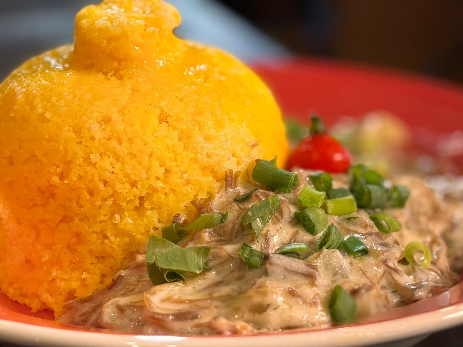 Aprenda a fazer galinha guisada e carne de sol na nata para comer com cuscuz no Chef JPB