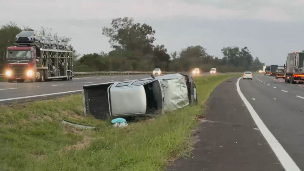 Carro capota na Freeway, caminhonete tenta desviar e cai no canteiro central — Foto: Reprodução/RBS TV