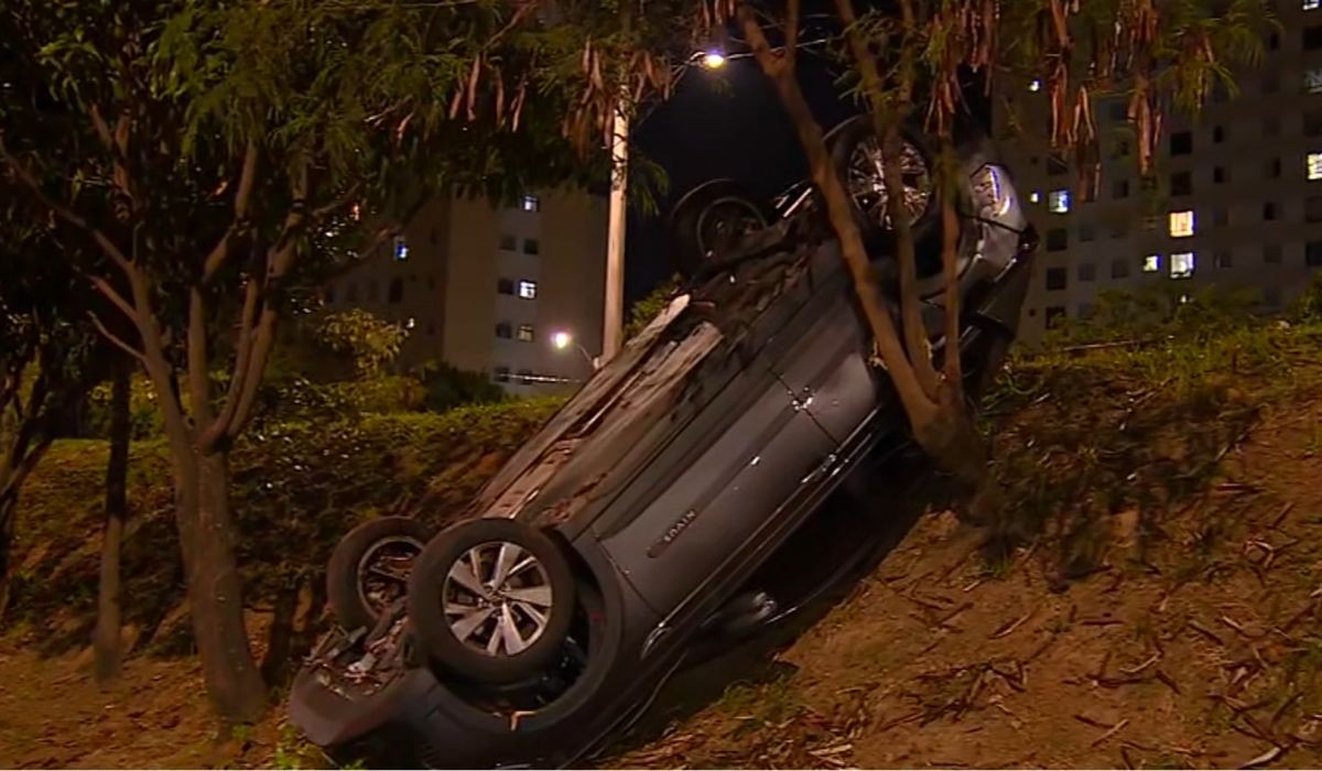 Idosa fica ferida após carro capotar em avenida de Campinas