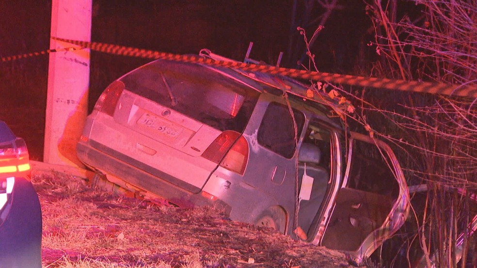 Mulher de 43 anos morre após bater carro em poste no DF — Foto: TV Globo