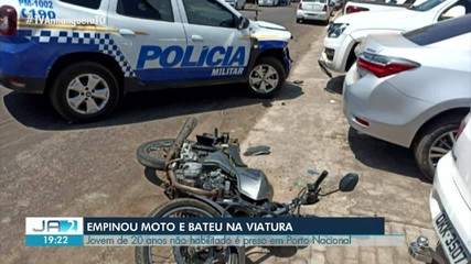 Jovem sem habilitação empina moto e bate em viatura em Porto Nacional