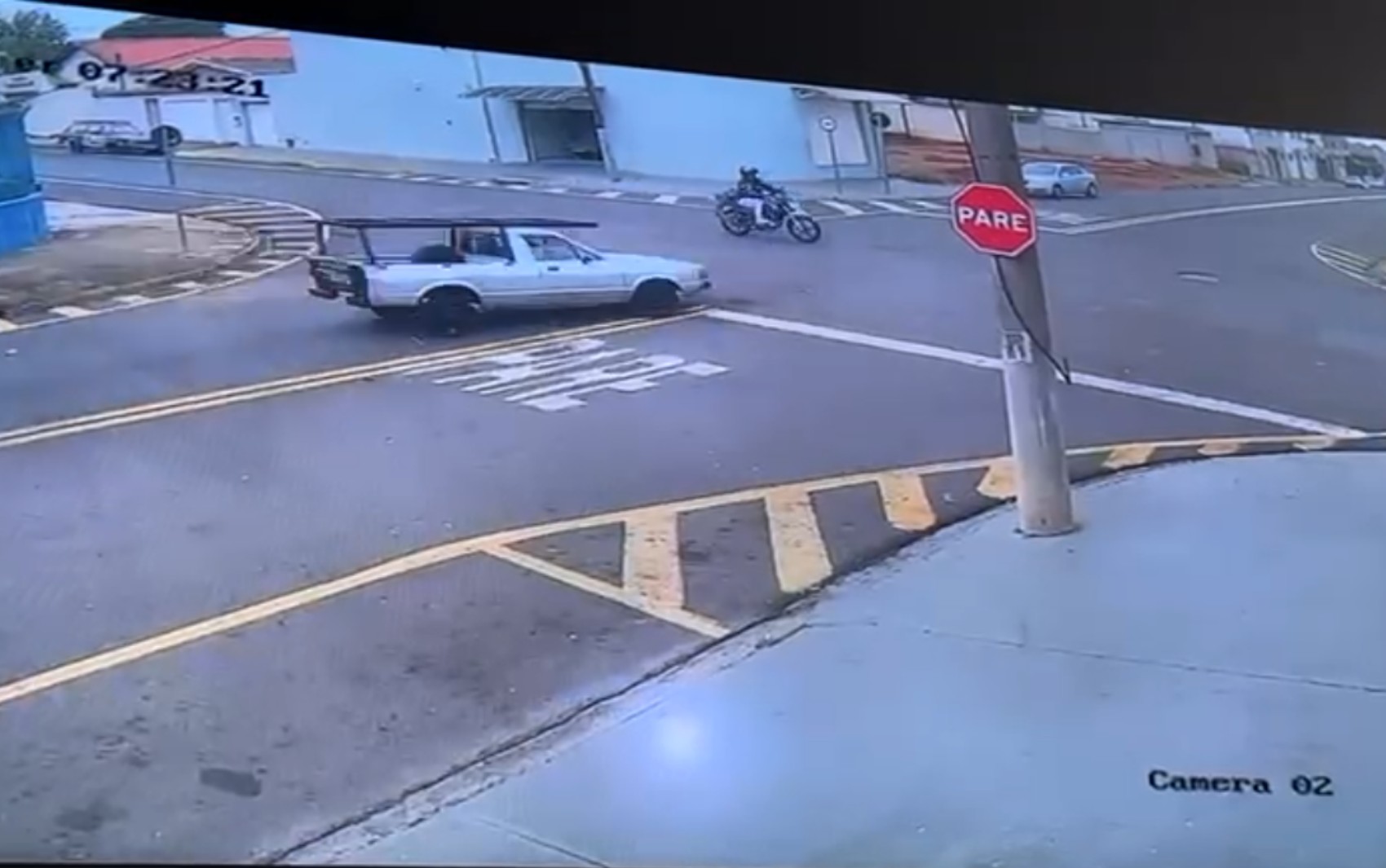 Motorista foge da polícia por dirigir sem habilitação e atropela motociclista em Franca, SP; VÍDEO