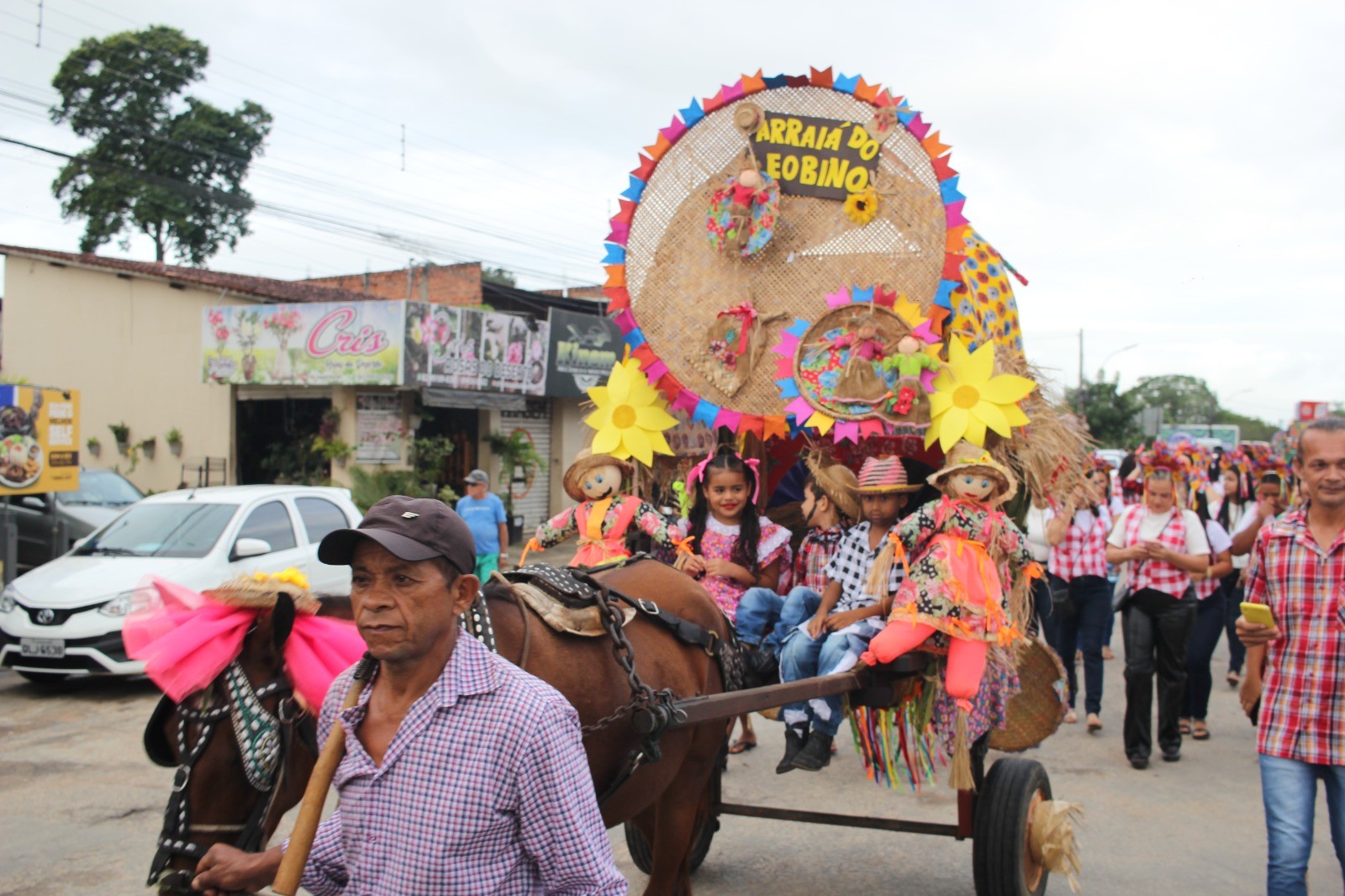Carroças decoras desfilam pelas ruas de Palmeira dos Índios e abrem as prévias juninas na cidade