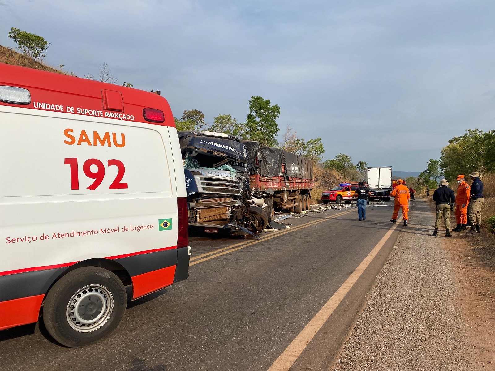 Acidente entre caminhões deixa motorista morto e outro ferido na TO-010