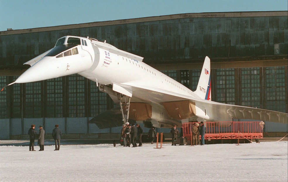 Tupolev Tu-144, apelidado de 'Concordski', com as bandeiras da Rússia e dos EUA pintadas na cauda, é exibido em aeroporto em Moscou, em 17 de março de 1996 — Foto: AP/Arquivo