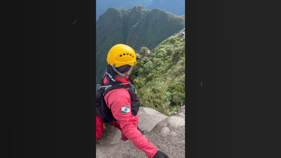 Bombeiros também fazem rapel e buscas por terra por jovem que desapareceu no Pico Paraná — Foto: Corpo de Bombeiros