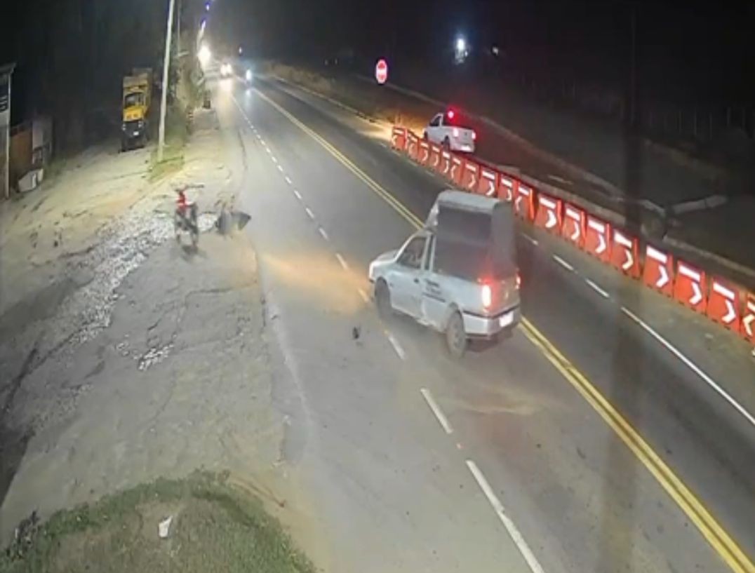 VÍDEO: Moto anda sozinha após motociclista bater com caminhonete na BR-116, em MG