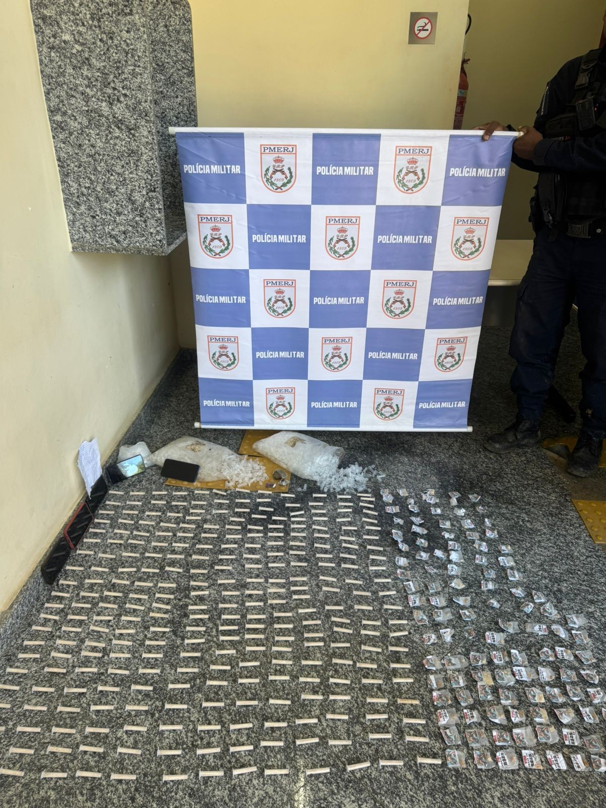 Cinco pessoas são presas por envolvimento com tráfico de drogas em Vassouras 