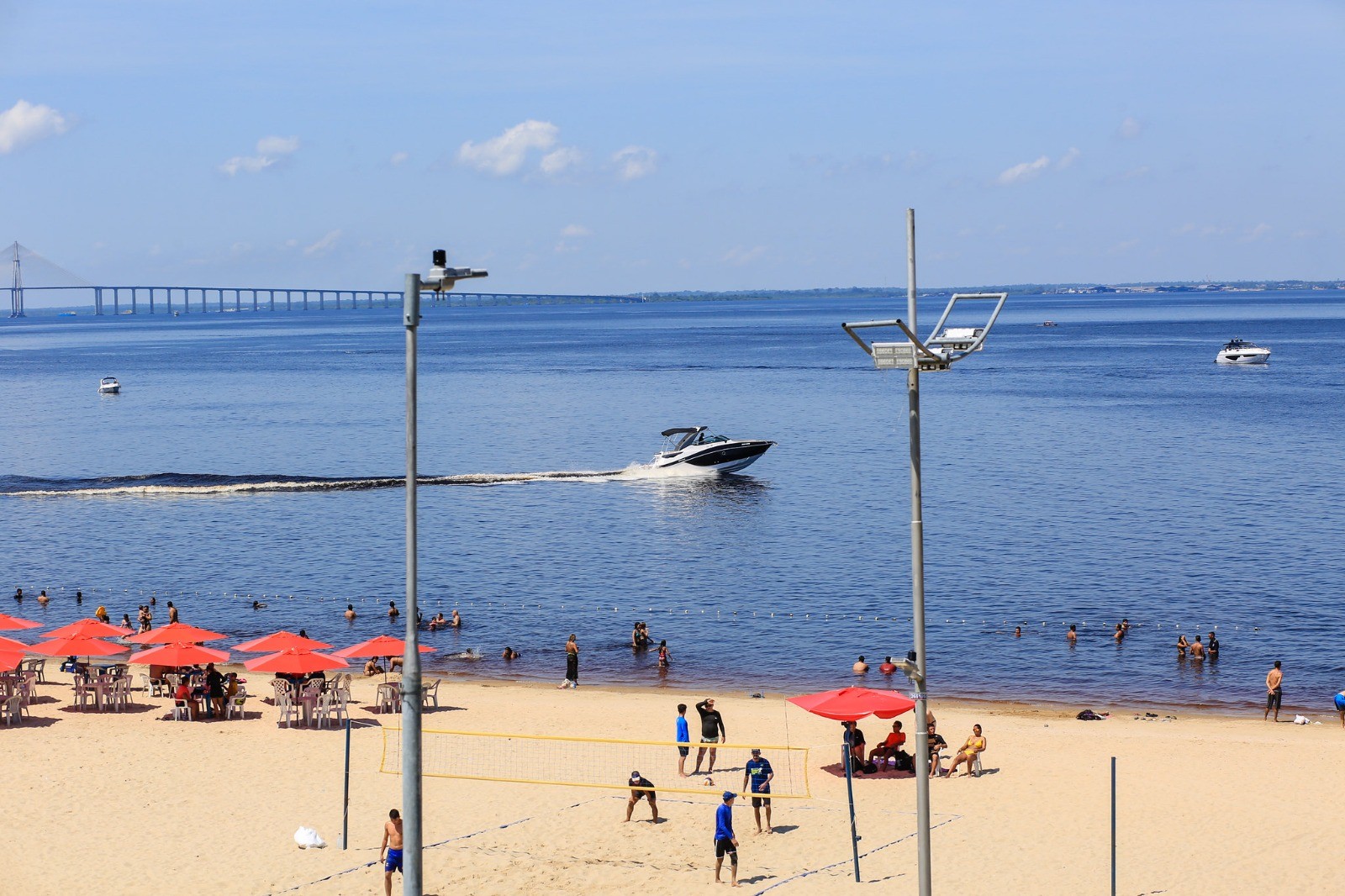 Embarcações devem ficar a 200 metros da praia da Ponta Negra, alerta Prefeitura de Manaus