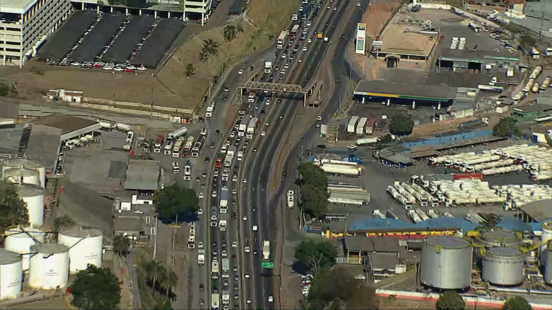 Acidente e pane mecânica causam congestionamentos na Fernão Dias, em Betim