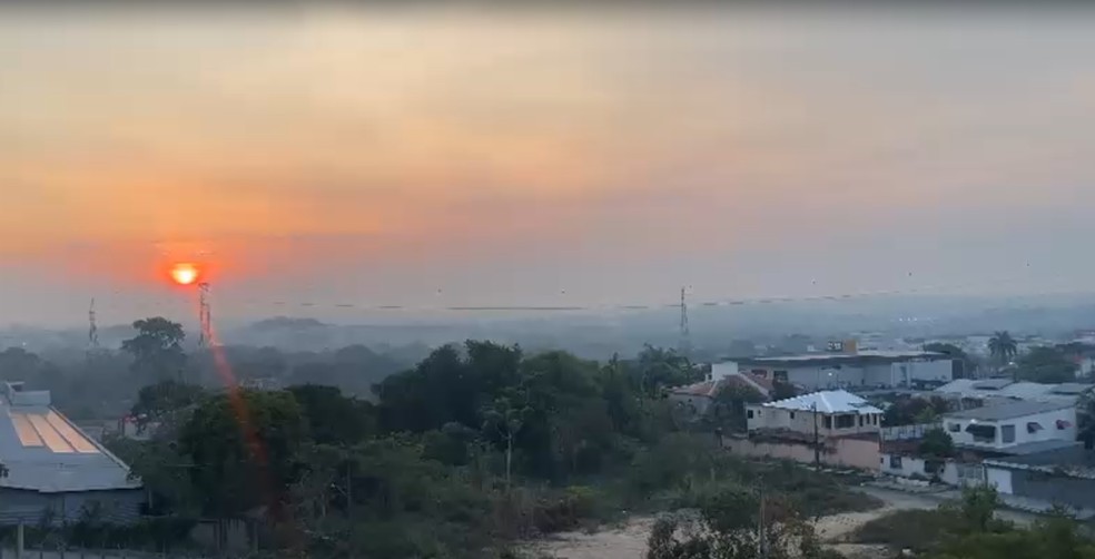 Manaus sob densa camada de fumaça nesta quinta-feira (8)  — Foto: Reprodução/Rede Amazônica