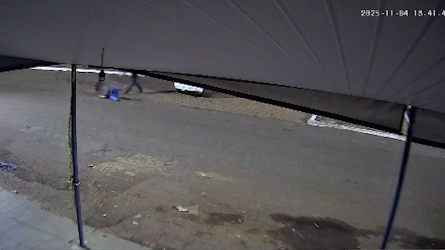 Câmera de segurança flagra momento que homem mata técnica de enfermagem a tiros