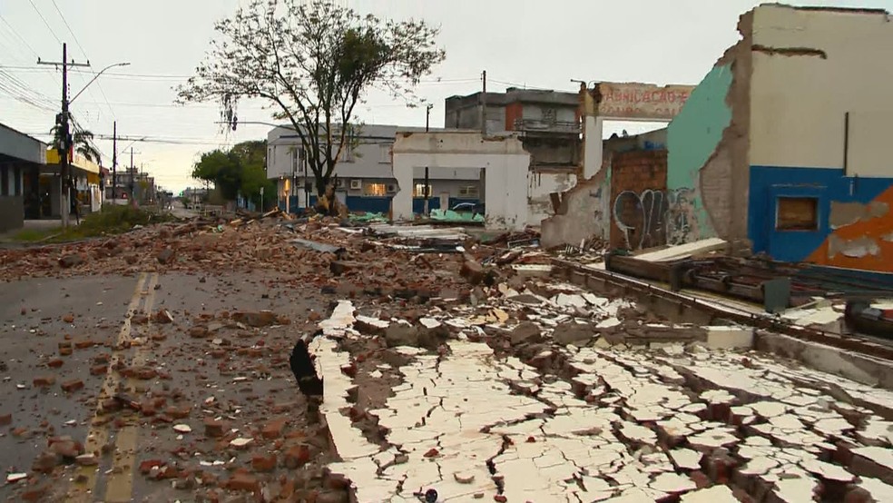 Prédio desaba com a força do vento em Pelotas — Foto: Reprodução/RBS TV