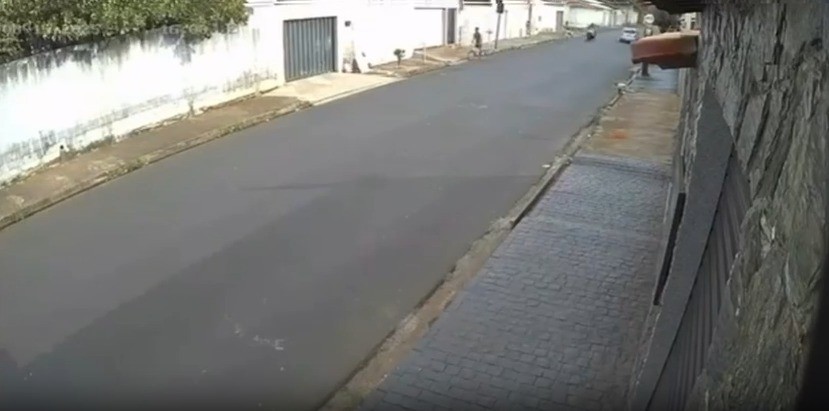 VÍDEO: Menino de 7 anos fica ferido ao ser atropelado por moto em Uberlândia; motociclista fugiu