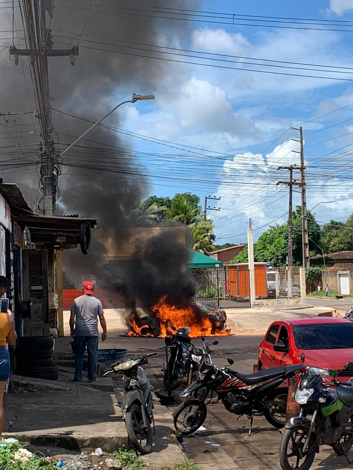 VÍDEO: Carro pega fogo no Jardim Turu, em São Luís