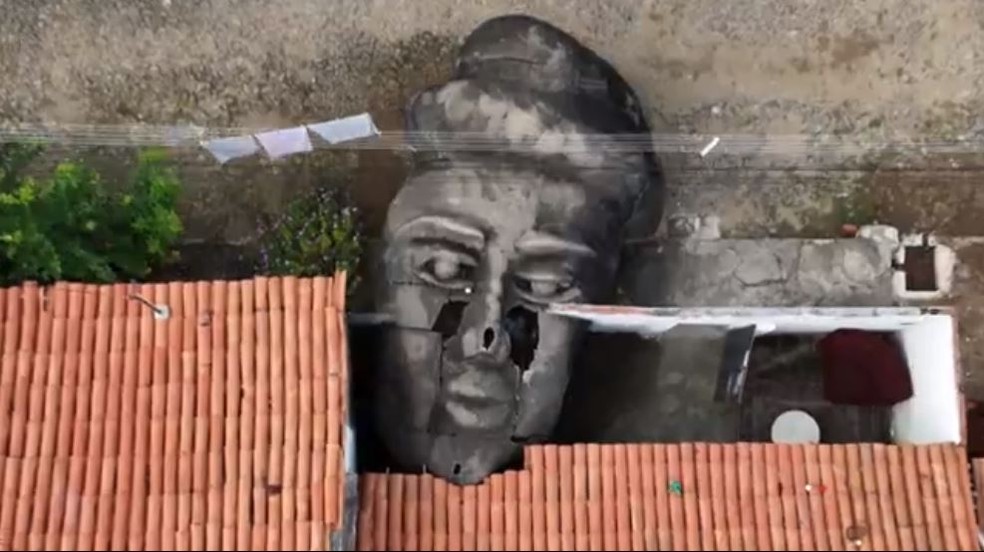Em Caridade, cabeça da estátua de Santo Antônio foi montada no chão e nunca foi unida ao corpo — Foto: Fantástico/Reprodução