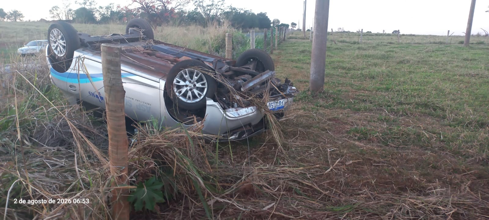 Dupla furta carro oficial da Prefeitura de Aspásia, arromba loja, capota durante fuga e acaba presa