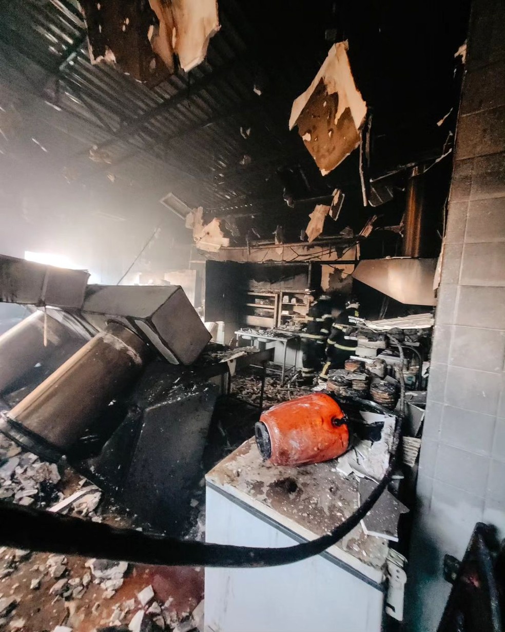 Restaurante é atingido por incêndio — Foto: Corpo de Bombeiros