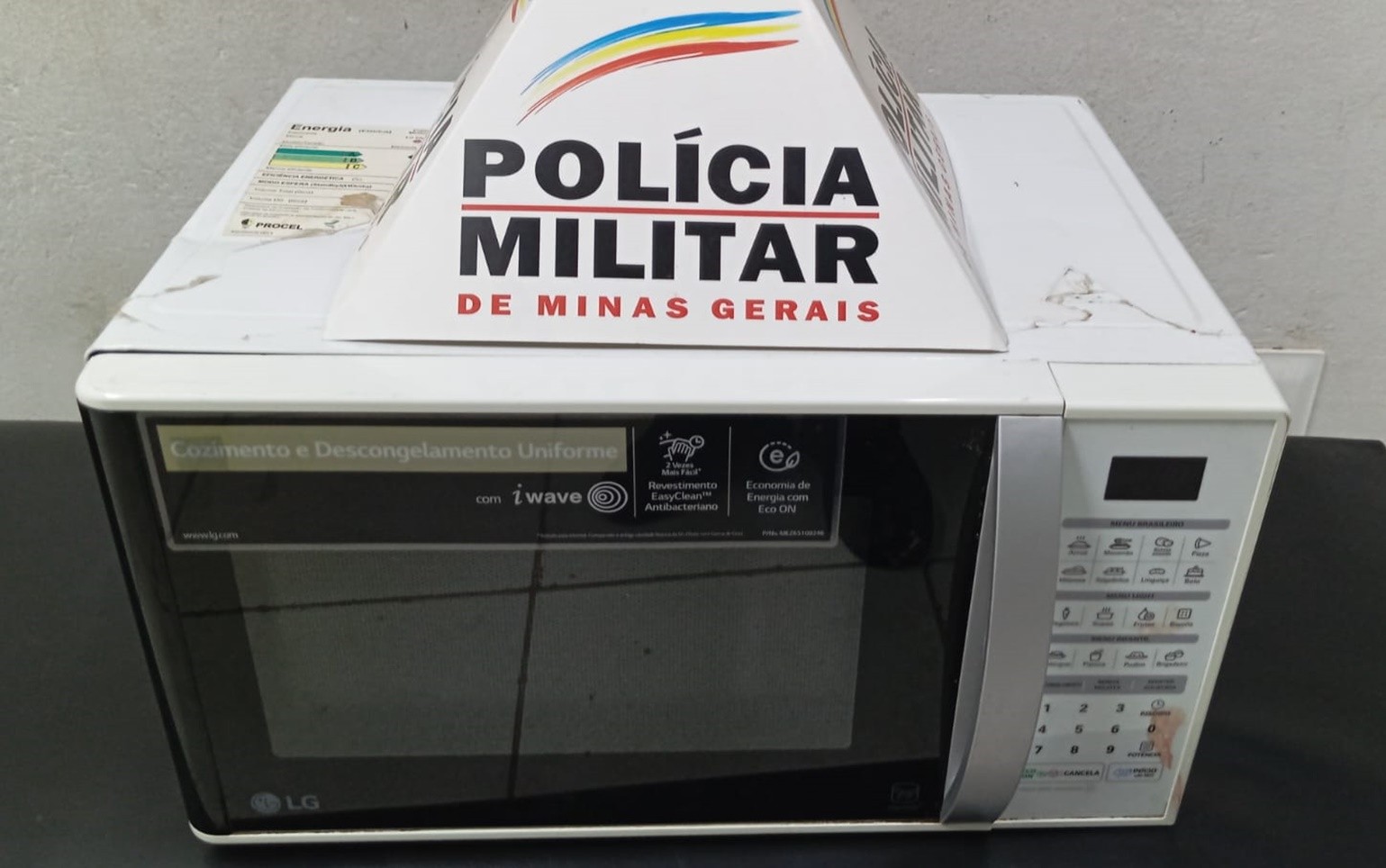 Dupla é presa após roubar micro-ondas de velório municipal e ameaçar vigia em Alfenas, MG