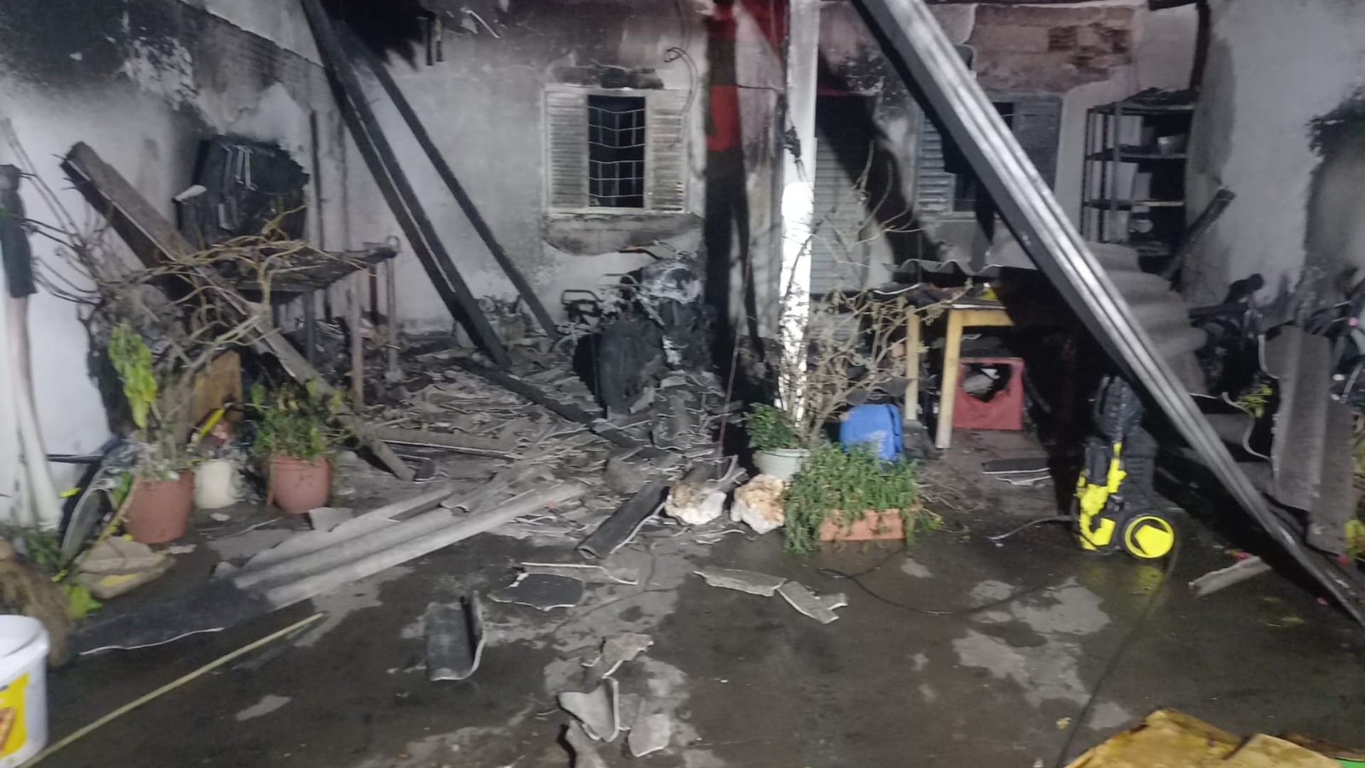 Incêndio destrói oficina de bicicletas, moto e derrete teto de casa no bairro Planalto, em Uberlândia