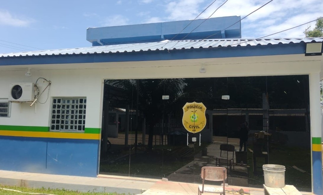 Delegacia superlotada no AM tinha mulher presa com 45 homens; unidade é interditada