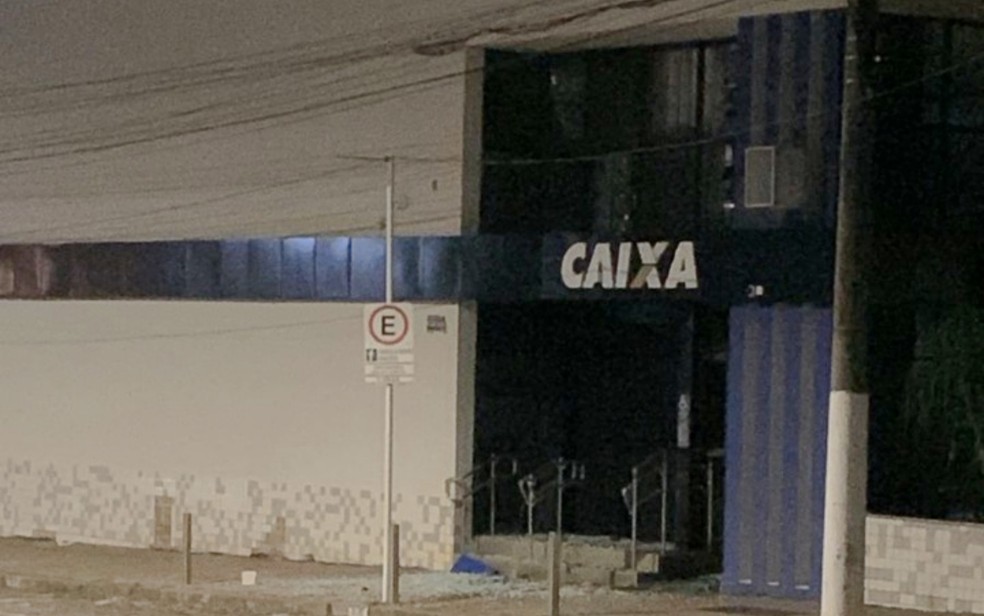 Agência bancária da Caixa Econômica Federal foi atingida por explosivos em Guaxupé, MG — Foto: Reprodução / Polícia Militar